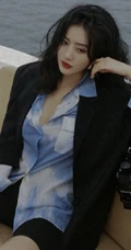 王梓薇黑衣衬衫紧身裤海上游艇吹风写真图片