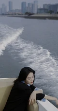 王梓薇黑衣衬衫紧身裤海上游艇吹风写真图片