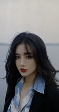 王梓薇黑衣衬衫紧身裤海上游艇吹风写真图片