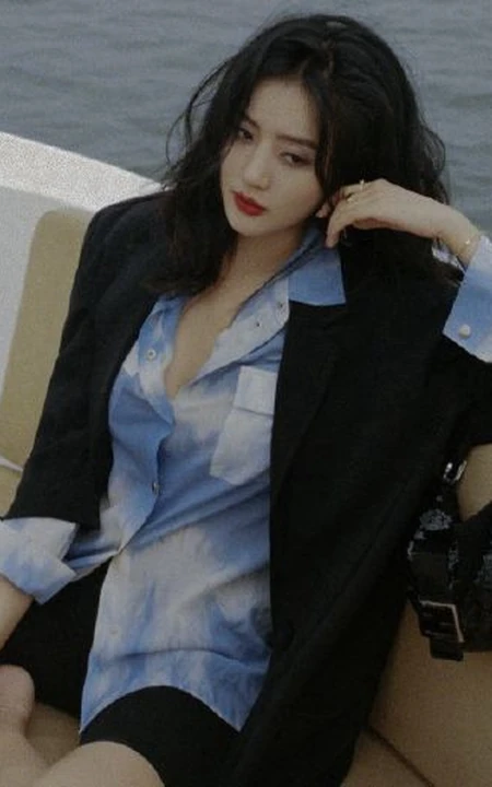 王梓薇黑衣衬衫紧身裤海上游艇吹风写真图片
