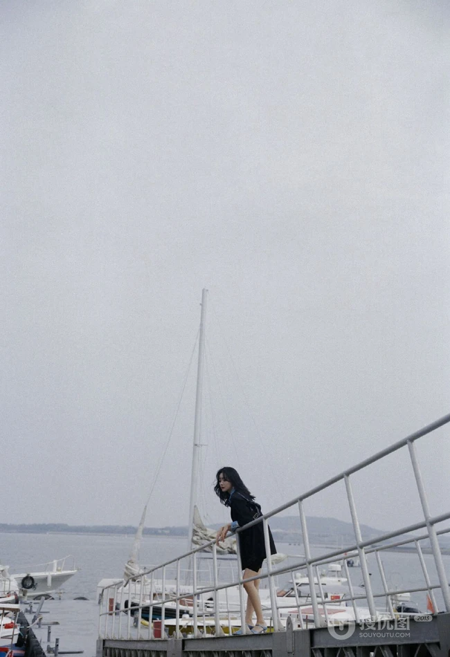 王梓薇黑衣衬衫紧身裤海上游艇吹风写真图片