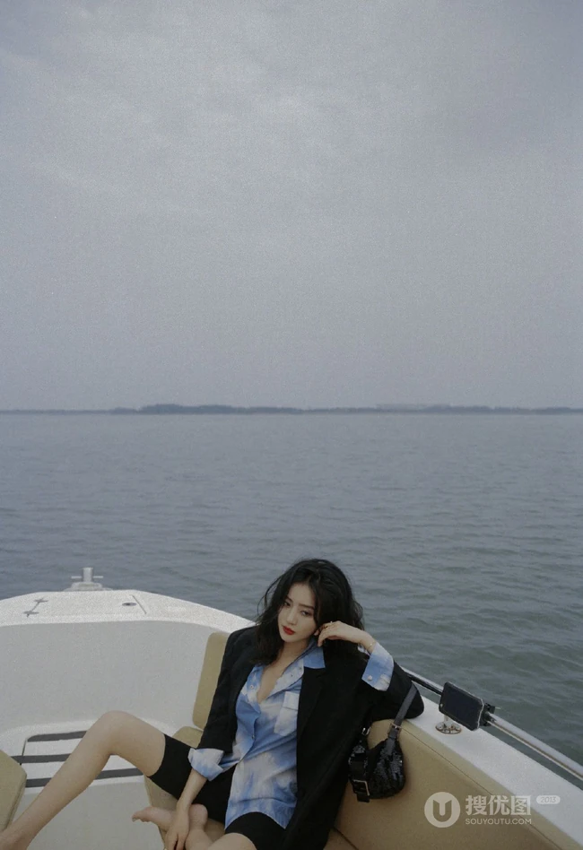 王梓薇黑衣衬衫紧身裤海上游艇吹风写真图片