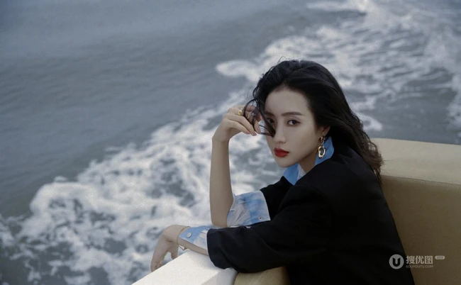 王梓薇黑衣衬衫紧身裤海上游艇吹风写真图片
