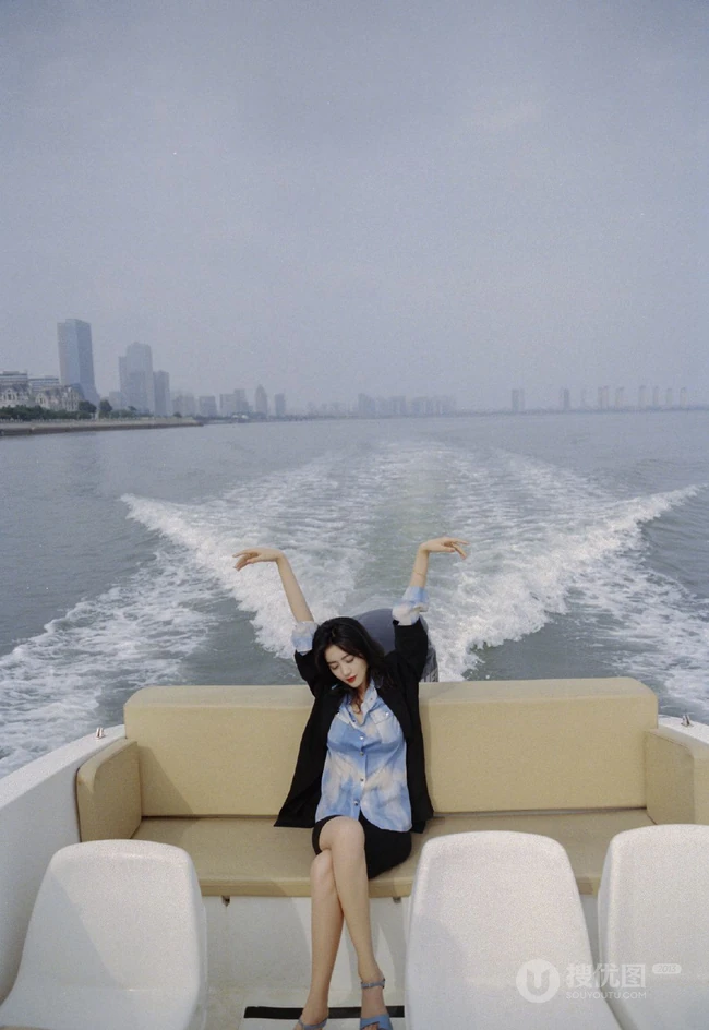 王梓薇黑衣衬衫紧身裤海上游艇吹风写真图片
