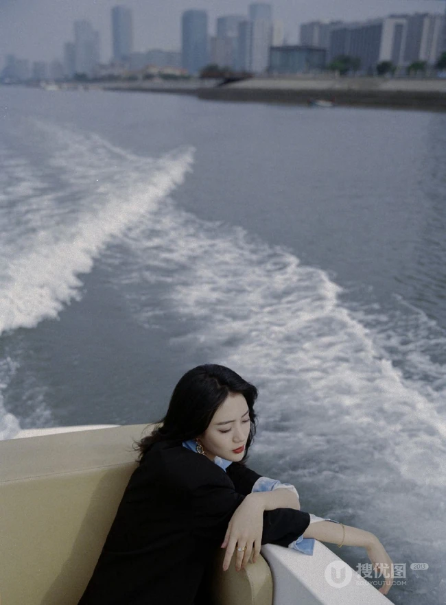 王梓薇黑衣衬衫紧身裤海上游艇吹风写真图片