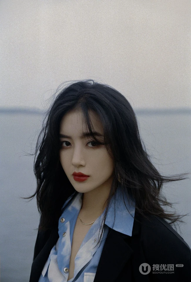 王梓薇黑衣衬衫紧身裤海上游艇吹风写真图片