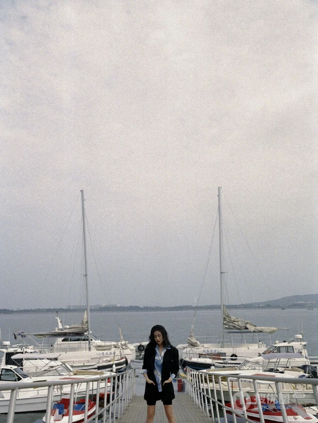 王梓薇黑衣衬衫紧身裤海上游艇吹风写真图片