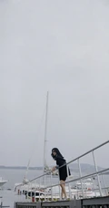 王梓薇黑衣衬衫紧身裤海上游艇吹风写真图片