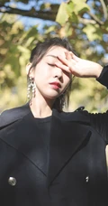宣璐黑色风衣马尾辫搭配清爽户外写真图片