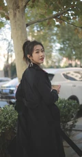 宣璐黑色风衣马尾辫搭配清爽户外写真图片