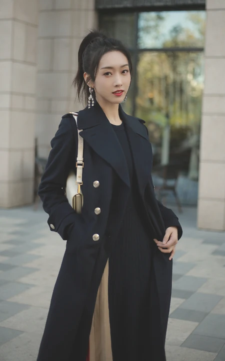 宣璐黑色风衣马尾辫搭配清爽户外写真图片