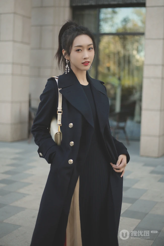 宣璐黑色风衣马尾辫搭配清爽户外写真图片