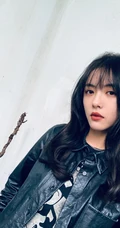 蔡文静黑色皮衣牛仔裤酷美穿搭废旧风格写真图片