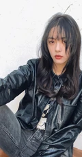 蔡文静黑色皮衣牛仔裤酷美穿搭废旧风格写真图片