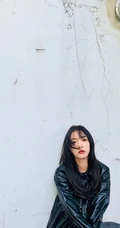 蔡文静黑色皮衣牛仔裤酷美穿搭废旧风格写真图片