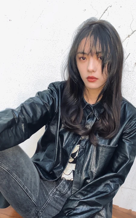 蔡文静黑色皮衣牛仔裤酷美穿搭废旧风格写真图片