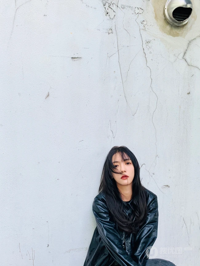 蔡文静黑色皮衣牛仔裤酷美穿搭废旧风格写真图片