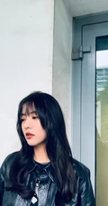 蔡文静黑色皮衣牛仔裤酷美穿搭废旧风格写真图片