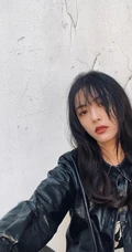 蔡文静黑色皮衣牛仔裤酷美穿搭废旧风格写真图片