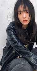 蔡文静黑色皮衣牛仔裤酷美穿搭废旧风格写真图片
