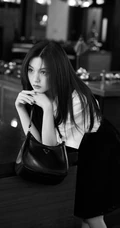 云南籍女演员、平面模特春夏长发飘逸吧台写真黑白照片