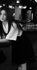 云南籍女演员、平面模特春夏长发飘逸吧台写真黑白照片