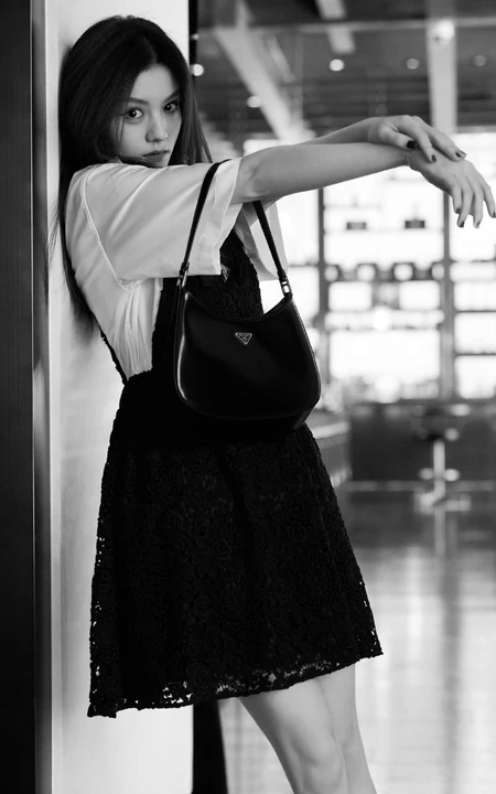 云南籍女演员、平面模特春夏长发飘逸吧台写真黑白照片