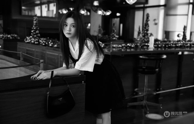 云南籍女演员、平面模特春夏长发飘逸吧台写真黑白照片