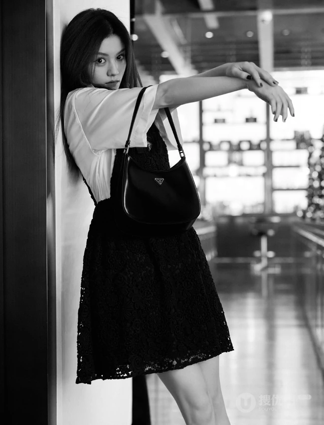 云南籍女演员、平面模特春夏长发飘逸吧台写真黑白照片