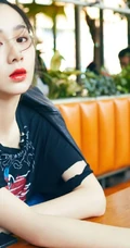 阳光元气女生关芯牛仔裤系列街拍写真杂志图片