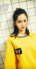 阳光元气女生关芯牛仔裤系列街拍写真杂志图片