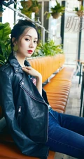 阳光元气女生关芯牛仔裤系列街拍写真杂志图片