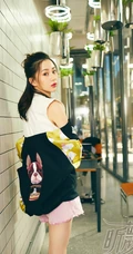 阳光元气女生关芯牛仔裤系列街拍写真杂志图片