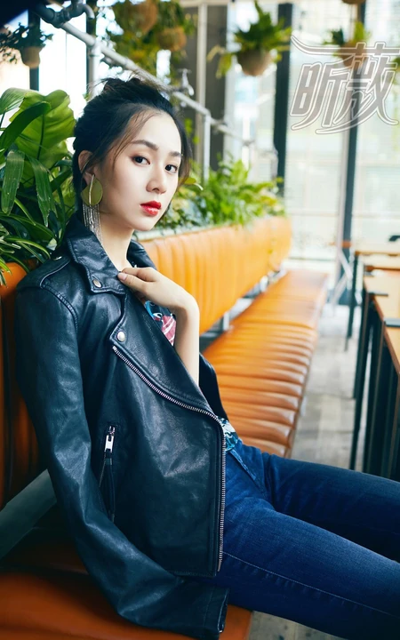 阳光元气女生关芯牛仔裤系列街拍写真杂志图片