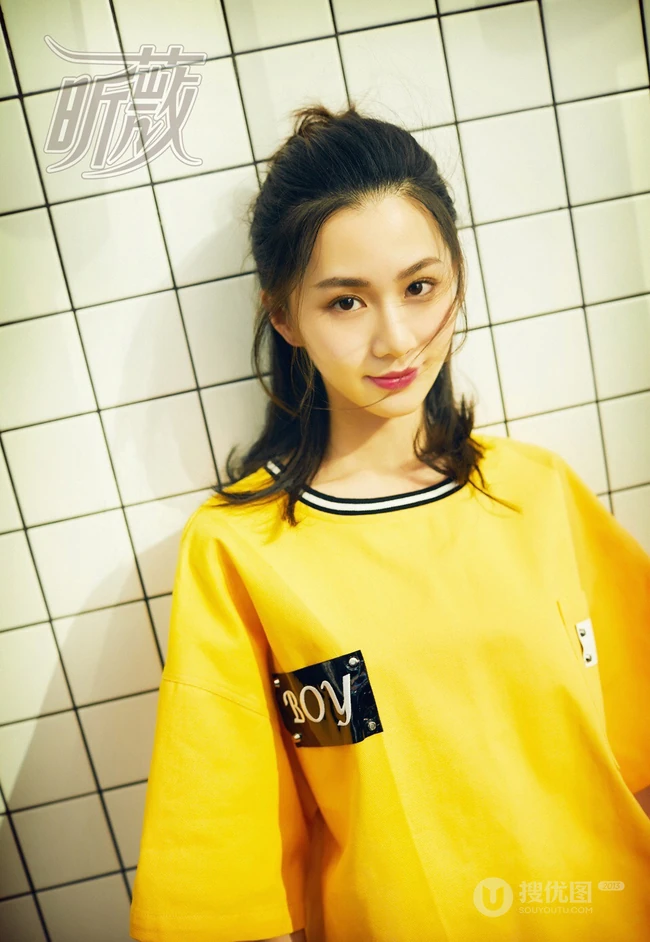 阳光元气女生关芯牛仔裤系列街拍写真杂志图片