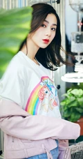 阳光元气女生关芯牛仔裤系列街拍写真杂志图片