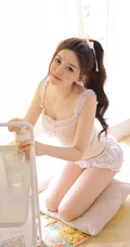 高颜值浅粉白皙肌肤线条感少女白背心灯笼短裤可爱甜美居家室内写真图片