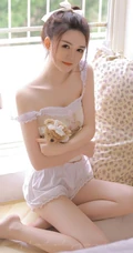 高颜值浅粉白皙肌肤线条感少女白背心灯笼短裤可爱甜美居家室内写真图片