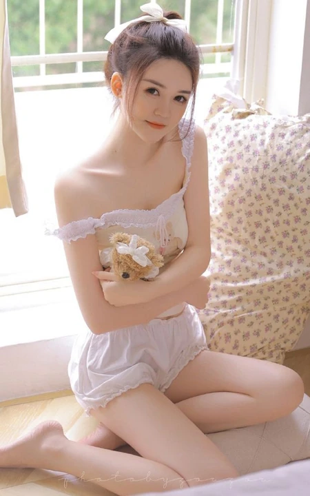 高颜值浅粉白皙肌肤线条感少女白背心灯笼短裤可爱甜美居家室内写真图片