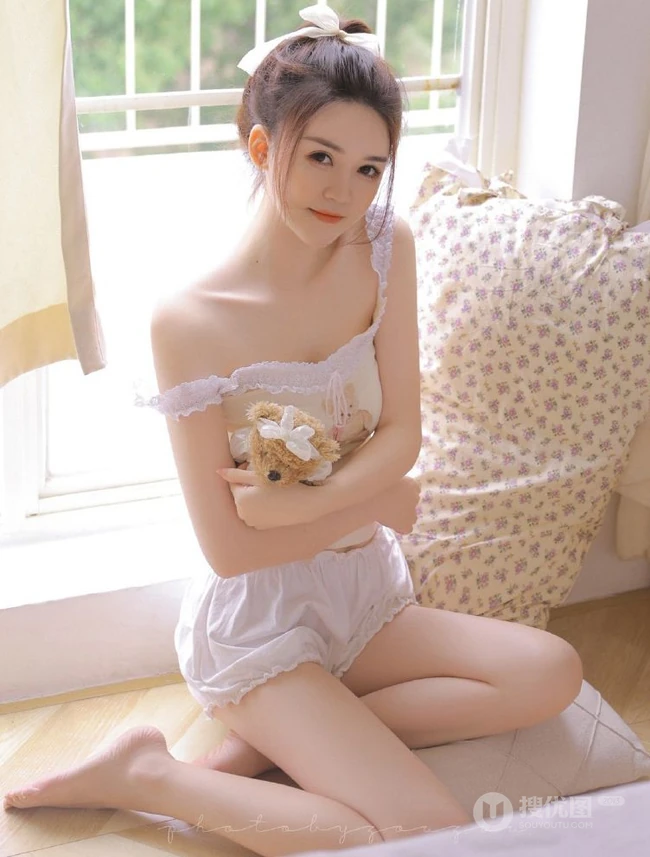 高颜值浅粉白皙肌肤线条感少女白背心灯笼短裤可爱甜美居家室内写真图片