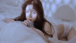 性感 女人 身着吊带 蕾丝衣的极品白嫩美女高清4K桌面壁纸图片