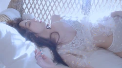 性感 女人 身着吊带 蕾丝衣的极品白嫩美女高清4K桌面壁纸图片
