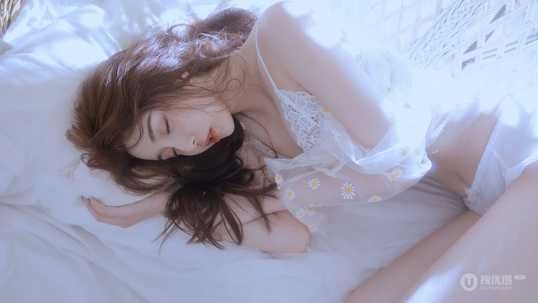 性感 女人 身着吊带 蕾丝衣的极品白嫩美女高清4K桌面壁纸图片