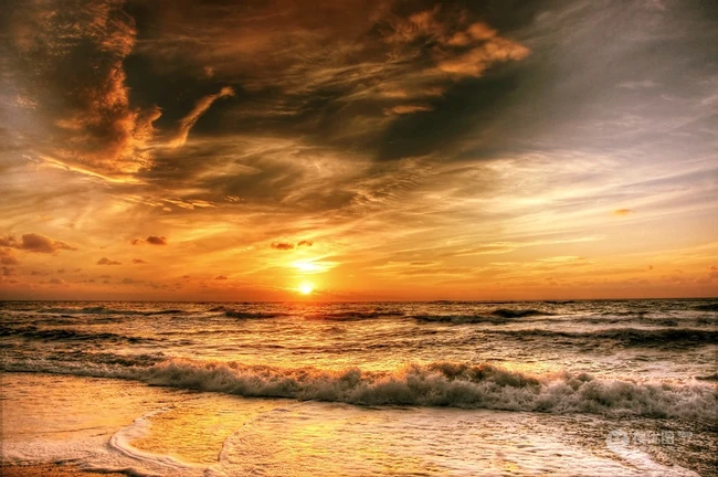 海天一色，晨曦或日落，一片金黄的颜色，唯美大海，海边，天空意境图片 第8张