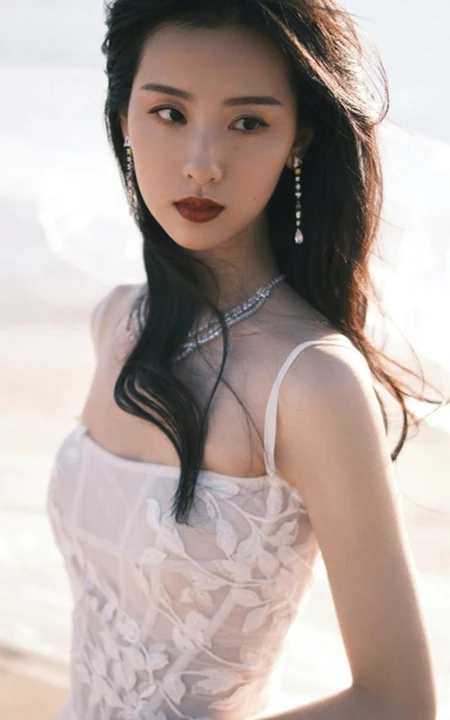 陈都灵气质动人肩带礼裙衣公主裙穿着长发飘逸仙气写真美照