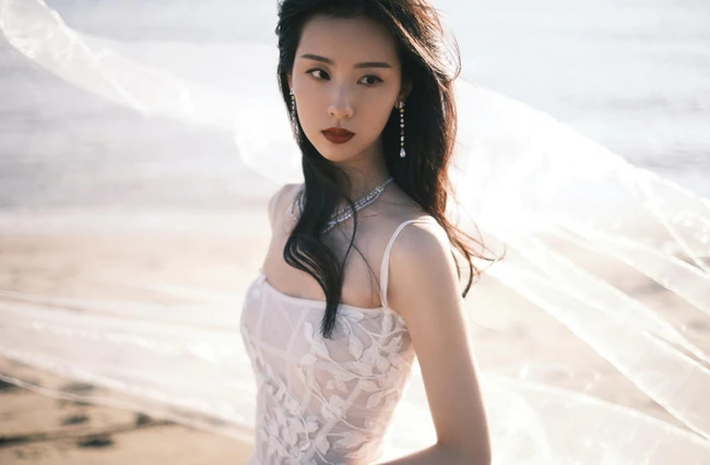 陈都灵气质动人肩带礼裙衣公主裙穿着长发飘逸仙气写真美照