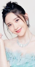 唐艺昕薄荷绿仙气裙穿着美丽大方，笑容可爱写真图片