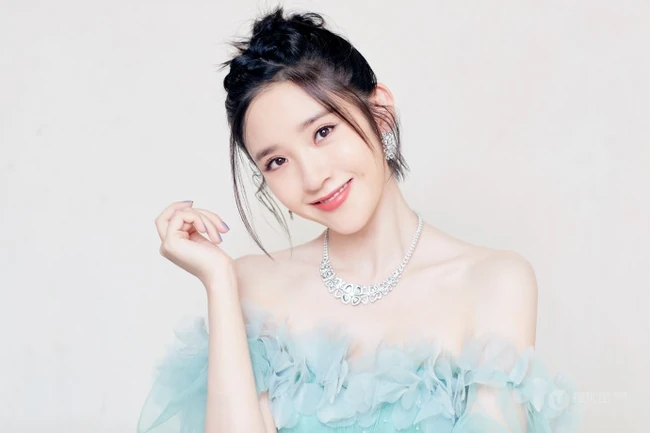 唐艺昕薄荷绿仙气裙穿着美丽大方，笑容可爱写真图片