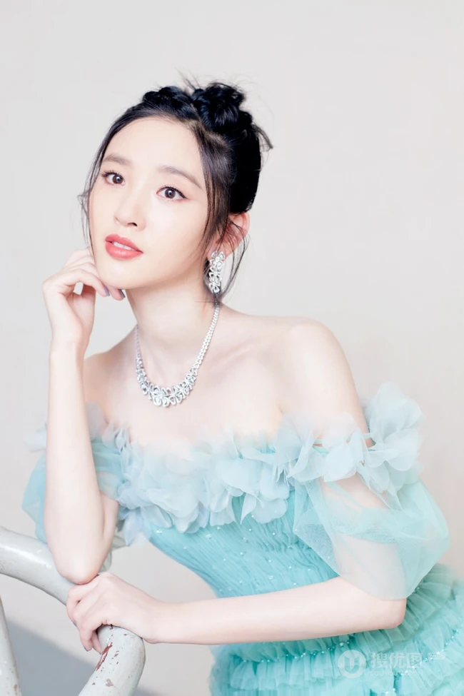 唐艺昕薄荷绿仙气裙穿着美丽大方，笑容可爱写真图片