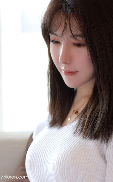 肌肤雪白，身材匀称，女生薛琪琪sandy身着白色毛衣、蕾丝家居写真套图